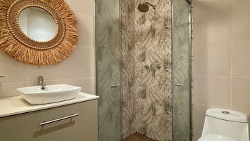 Apartment, 1 Bedroom, Patio, Garden View | Bathroom