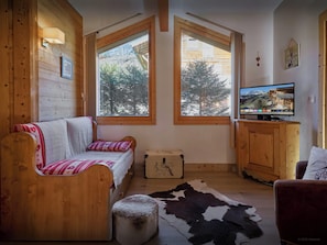 5 bedrooms, iron/ironing board, WiFi, bed sheets - Chalet La Canopée - Aravis mountain stay with spa for 10 - OVO Network (La Giettaz)