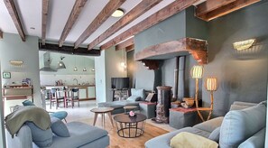 Fernseher, Kamin, DVD-Player, Bücher