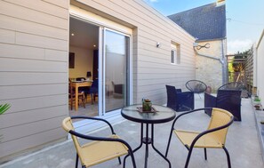 Outdoor dining - Gorgeous home in Esquay-sur-Seulles (Esquay-sur-Seulles)