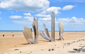 A beach with abstract sculptures and a clear sky. - Awesome home in Esquay-sur-Seulles with WiFi (Esquay-sur-Seulles)