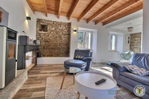 Televisión, reproductor de DVD y estéreo 