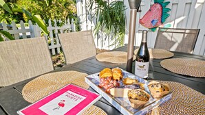 Outdoor dining - Charming 2-bedroom house with WiFi and AC in welcoming Fort Lauderdale (Fort Lauderdale)