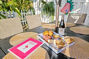 Outdoor dining - Charming 2-bedroom house with WiFi and AC in welcoming Fort Lauderdale (Fort Lauderdale)