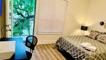 2 habitaciones, escritorio y tabla de planchar con plancha