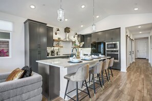 Fridge, microwave, oven, stovetop - New Large Home-Views-Mountain, Lake & Golf (Indio)