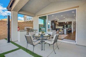Outdoor dining - New Large Home-Views-Mountain, Lake & Golf (Indio)