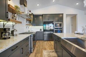 Refrigerador, microondas, horno y parrilla de estufa 