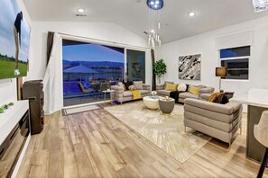 Smart TV y chimenea 