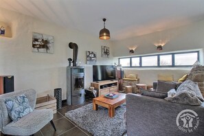 TV, DVD-spiller, bøker og stereoanlegg