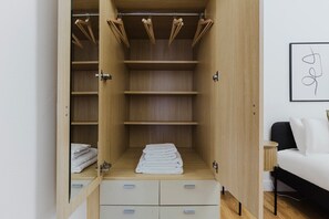 3 chambres, fer et planche à repasser, Wi-Fi, draps fournis