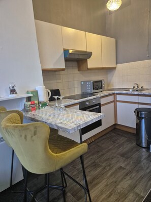 Fridge, microwave, oven, stovetop - Cosy home away from home apartment. Close to ALL you need and for easy planning (Wolverhampton)