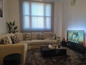 Smart TV - Cosy home away from home apartment. Close to ALL you need and for easy planning (Wolverhampton)