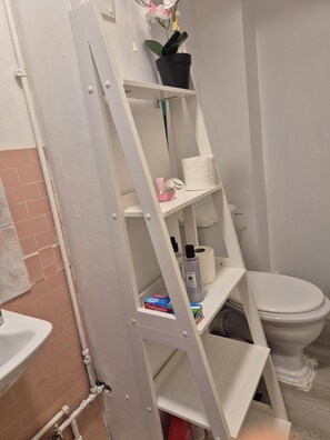 Shower, hair dryer, towels, soap - Cosy home away from home apartment. Close to ALL you need and for easy planning (Wolverhampton)