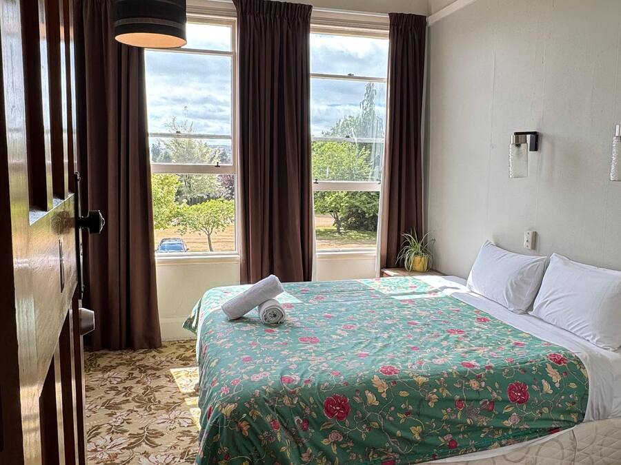 Chambre, 1 trĂšs grand lit, balcon, vue parc