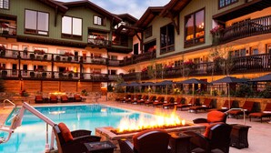 A heated pool - Elegant One-Bedroom Residence with Fireplace (Vail)