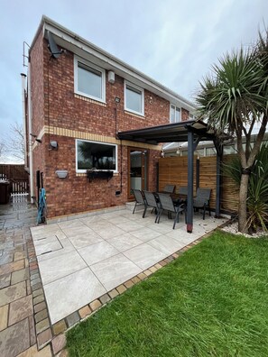 Outdoor dining - Mountfiled Walk - 3 Bedroom House (South Kirkby)