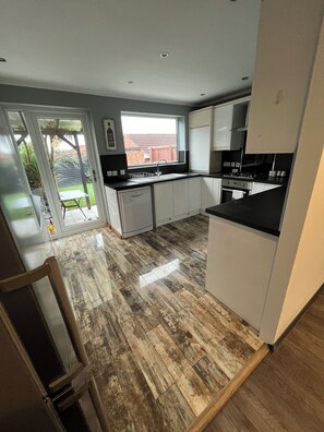 Fridge, microwave, oven, dishwasher - Mountfiled Walk - 3 Bedroom House (South Kirkby)