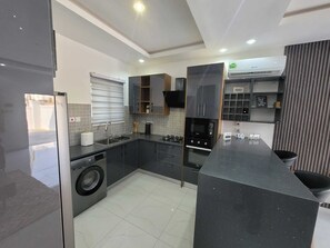 冷蔵庫、電子レンジ、オーブン、コンロ