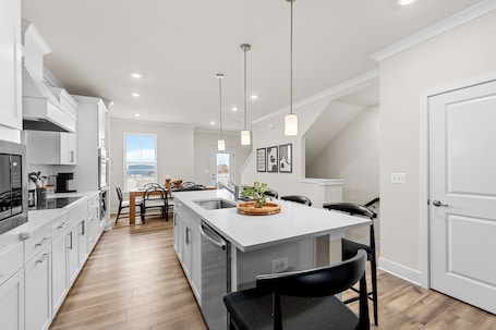 Fridge, microwave, oven, stovetop. Ultra Luxurious New Pool Game Room Grill Bikes