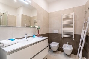 Dusch, hårtork och bidé