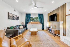 تلفزيون ذكي، مدفأة، كرة قدم الطاولة، ستيريو