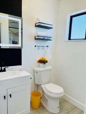 Dusche, Haartrockner, Handtücher, Seife