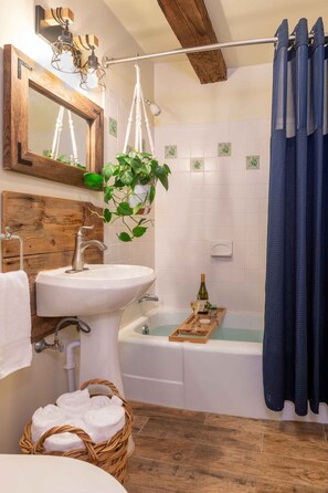 Suite | Bathroom | Hair dryer, towels, soap, shampoo - Tucker Hill Lodge  (Waitsfield)