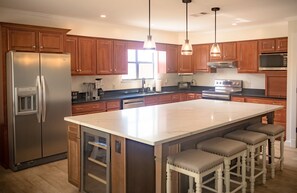 Een koelkast, een microgolfoven, een oven, een kookplaat