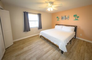 4 bedrooms, iron/ironing board, free WiFi, bed sheets - Beach house with Heated Pool, Hot Tub, Fire Pit,GAM RM, Mini&Disc Golf, 100" T.V (Panama City Beach)