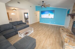 Smart TV, video games, ping pong - Beach house with Heated Pool, Hot Tub, Fire Pit,GAM RM, Mini&Disc Golf, 100" T.V (Panama City Beach)
