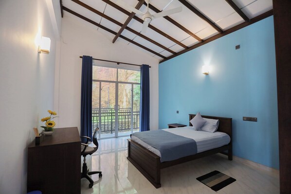 6 bedrooms, desk, iron/ironing board, free WiFi