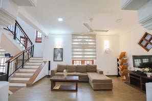 Een smart-tv, een dvd-speler, boeken en een stereo