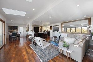 スマートテレビ、暖炉、書庫