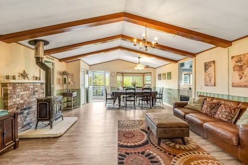 Charming 2-bedroom bungalow with hot tub in Deer Harbor. Walk to the marina!