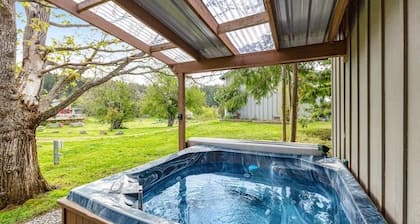 Charming 2-bedroom bungalow with hot tub in Deer Harbor. Walk to the marina!