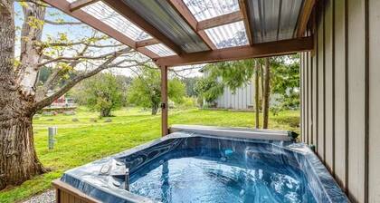 Deer Harbor Cottages, Entire Property. Sleeps up to 16. 3 Hot Tubs. 4 Bedrooms.