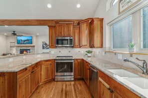 Kylskåp, mikrovågsugn, ugn och spishäll