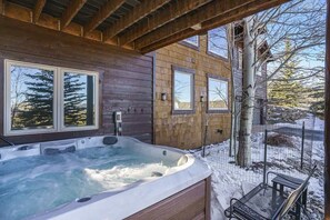 Outdoor spa tub - Written in the Stars-5 min to RMNP/HotTub/Gameroom (Estes Park)
