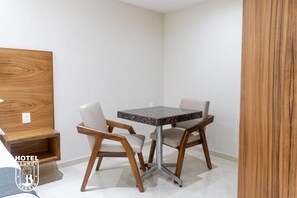 Suite de lujo | Espacio para trabajar con laptop, wifi gratis y ropa de cama 