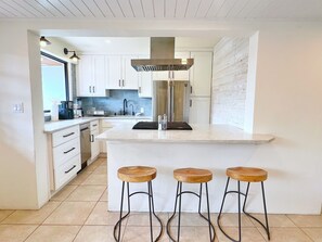 Frigorifero, microonde, forno, piano cottura