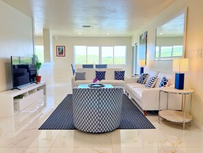 Smart TV - Generator! 4BR remodeled, w/BEACH and 3 POOLS! (St. Thomas)