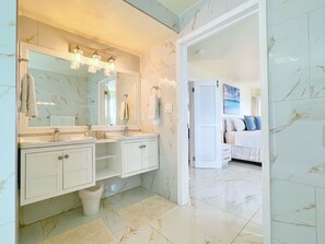 Ducha, secador de pelo, toallas