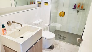 Een haardroger, handdoeken, zeep, toiletpapier