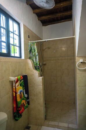 Dusche, Handtücher, Toilettenpapier