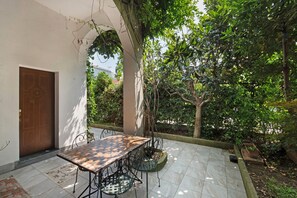 Outdoor dining - Apartment 'Somaré' with Shared Terrace, Wi-Fi and Air Conditioning (Milano)