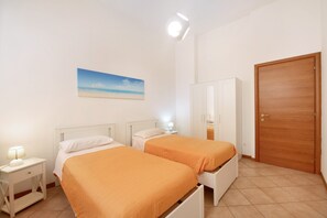 3 bedrooms, free WiFi, bed sheets - Apartment 'Somaré' with Shared Terrace, Wi-Fi and Air Conditioning (Milano)