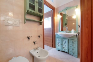 Shower, hair dryer, towels - Apartment 'Somaré' with Shared Terrace, Wi-Fi and Air Conditioning (Milano)