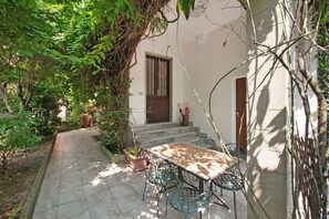 Outdoor dining - Apartment 'Somaré' with Shared Terrace, Wi-Fi and Air Conditioning (Milano)
