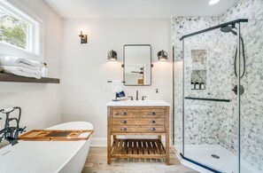 Een douche, een haardroger, handdoeken, zeep